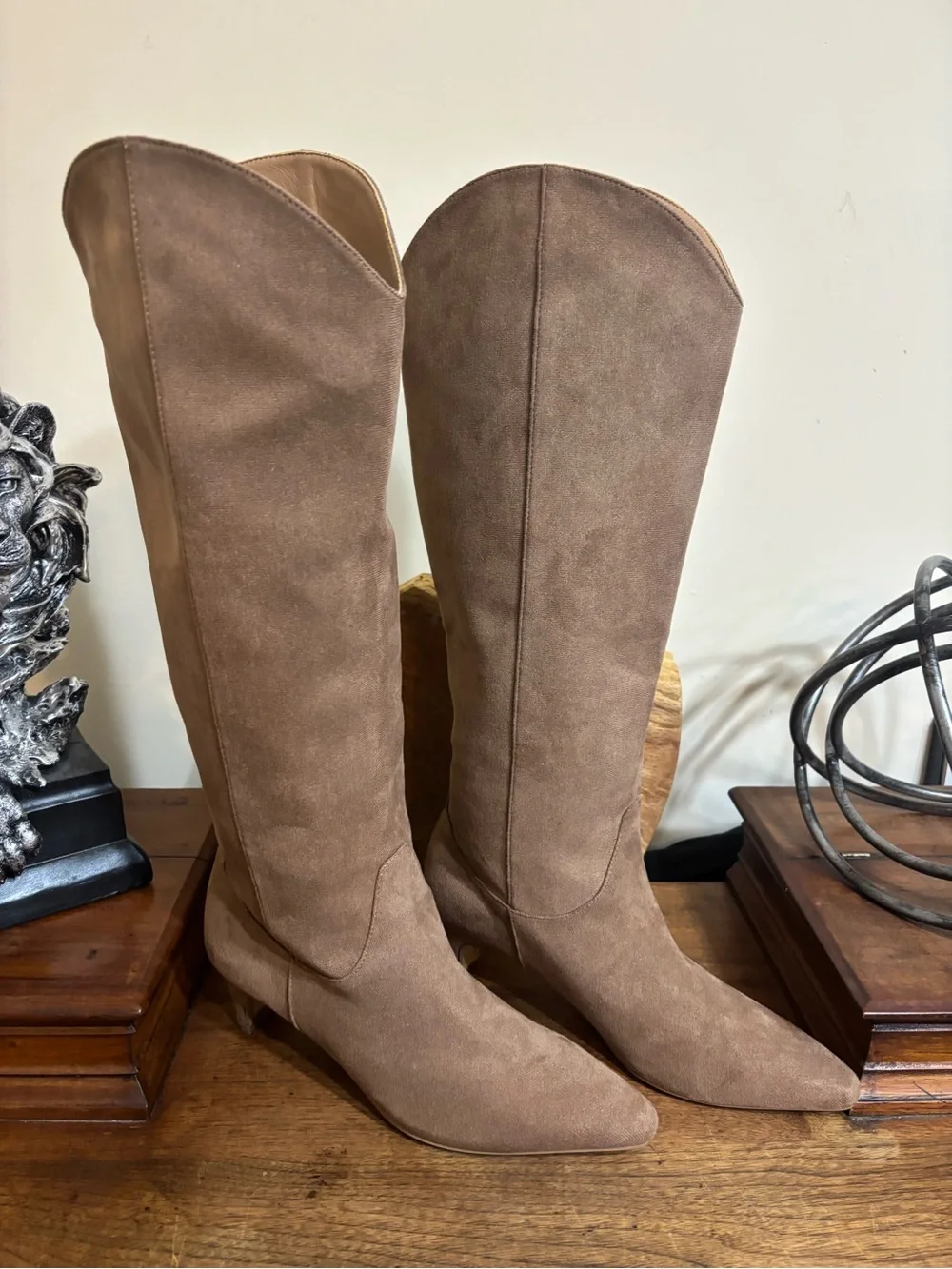 Luka by BILLINI Taupe Faux Suede Knee High Boots Pointed Toe Size 8 New Like